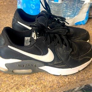 Women’s Nike air max tennis shoes size 8